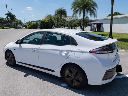 Used 2020 Hyundai Ioniq Limited image 12