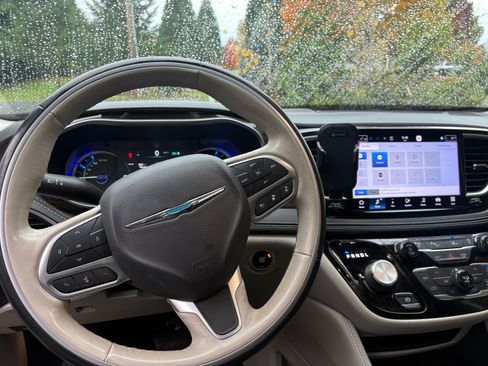 Used 2021 Chrysler Pacifica Limited w/ Premium & Safety Sphere Group image 15