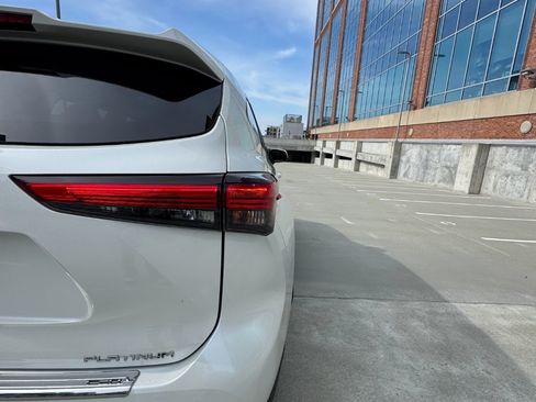Used 2020 Toyota Highlander Platinum image 15