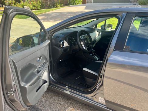 Used 2020 Nissan Versa SV image 9