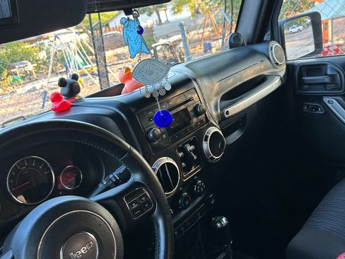 Used 2012 Jeep Wrangler Unlimited Sahara image 4