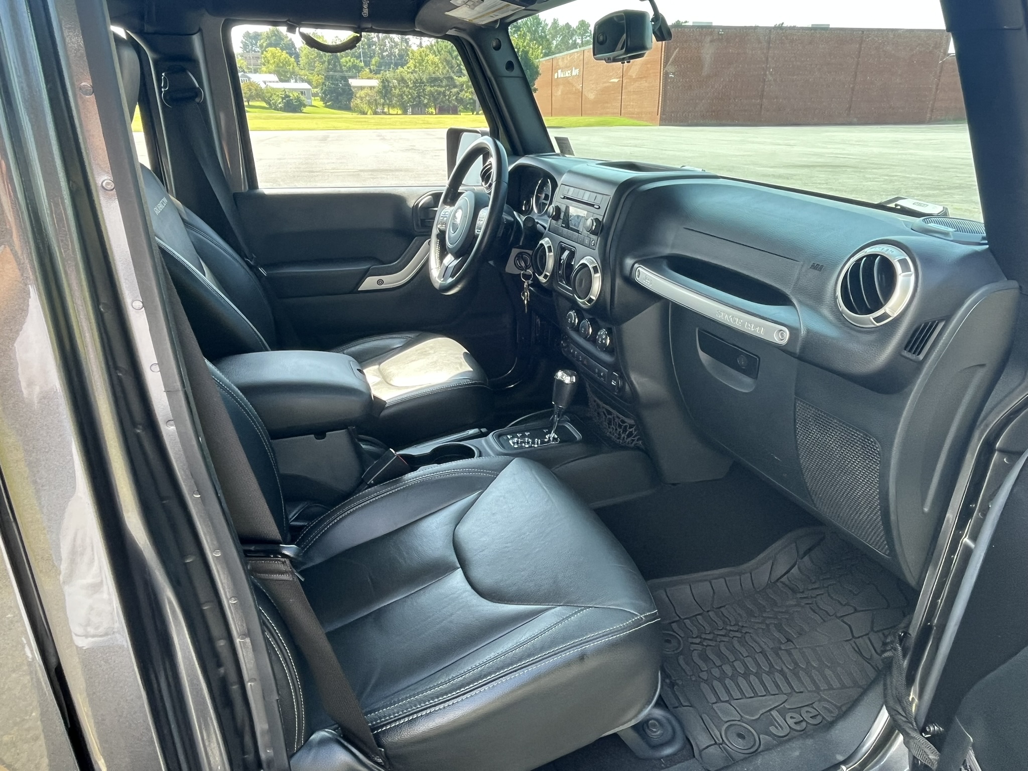 Used 2016 Jeep Wrangler Unlimited Rubicon w/ Connectivity Group AWD/4WD image 8