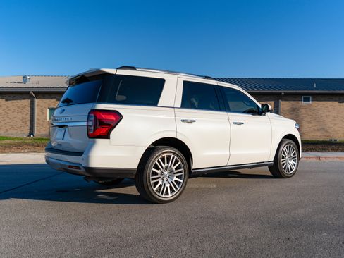 Used 2024 Ford Expedition Limited image 2