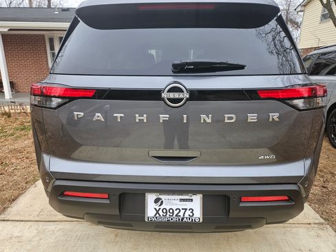 Used 2025 Nissan Pathfinder S image 10