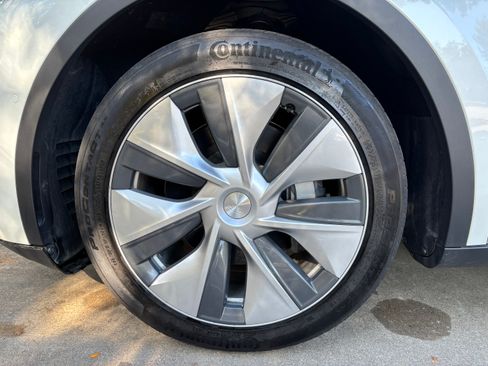 Used 2022 Tesla Model Y Long Range image 12