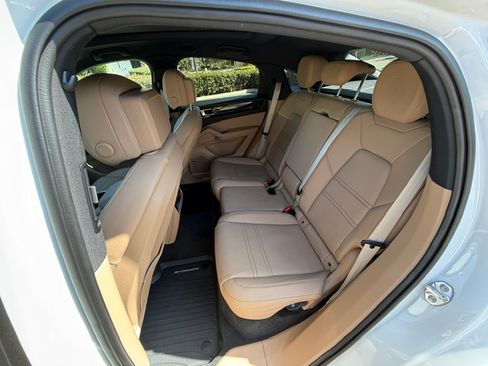Used 2022 Porsche Cayenne Platinum Edition AWD/4WD image 11