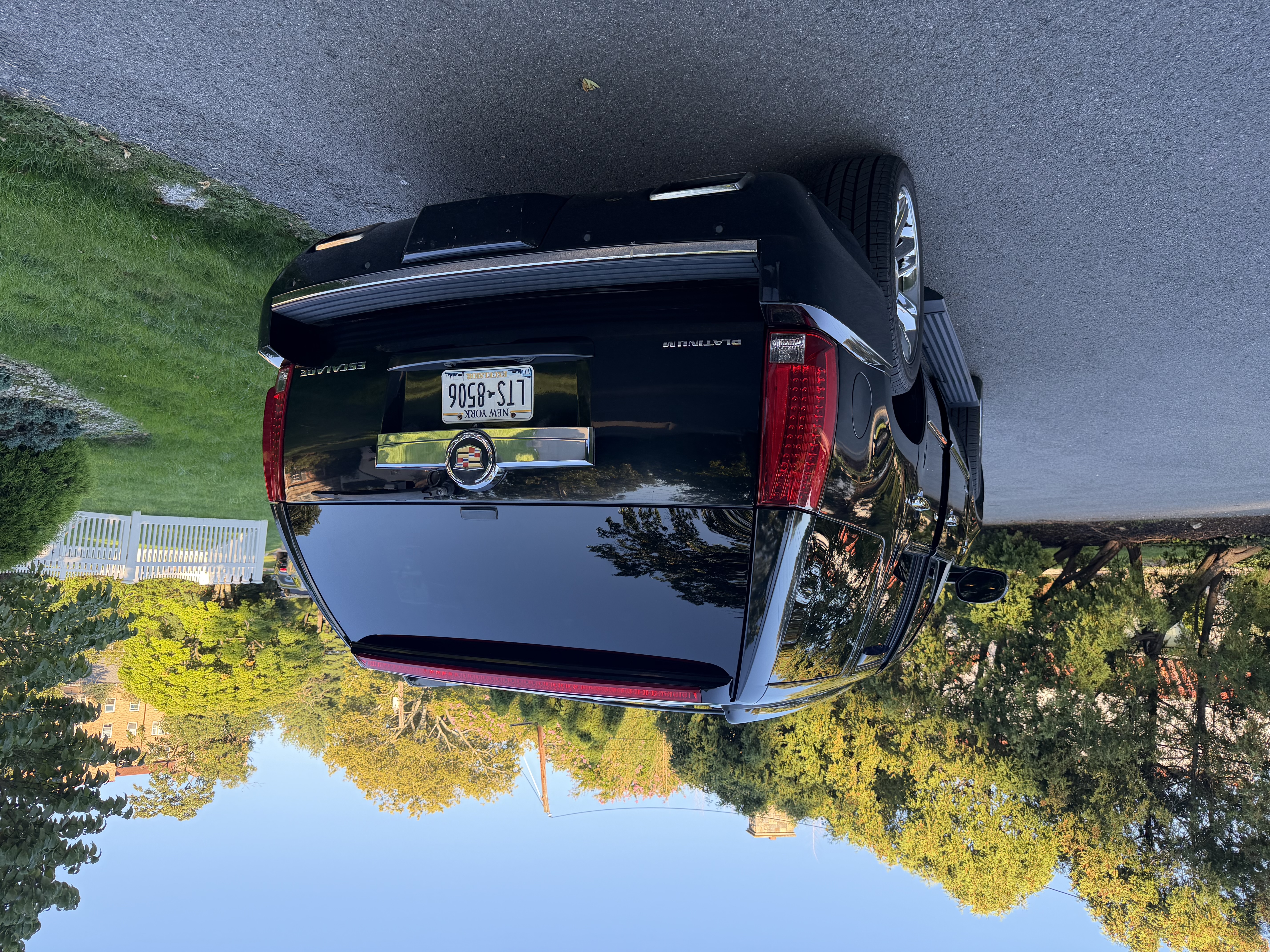 Used 2013 Cadillac Escalade Platinum AWD/4WD image 1