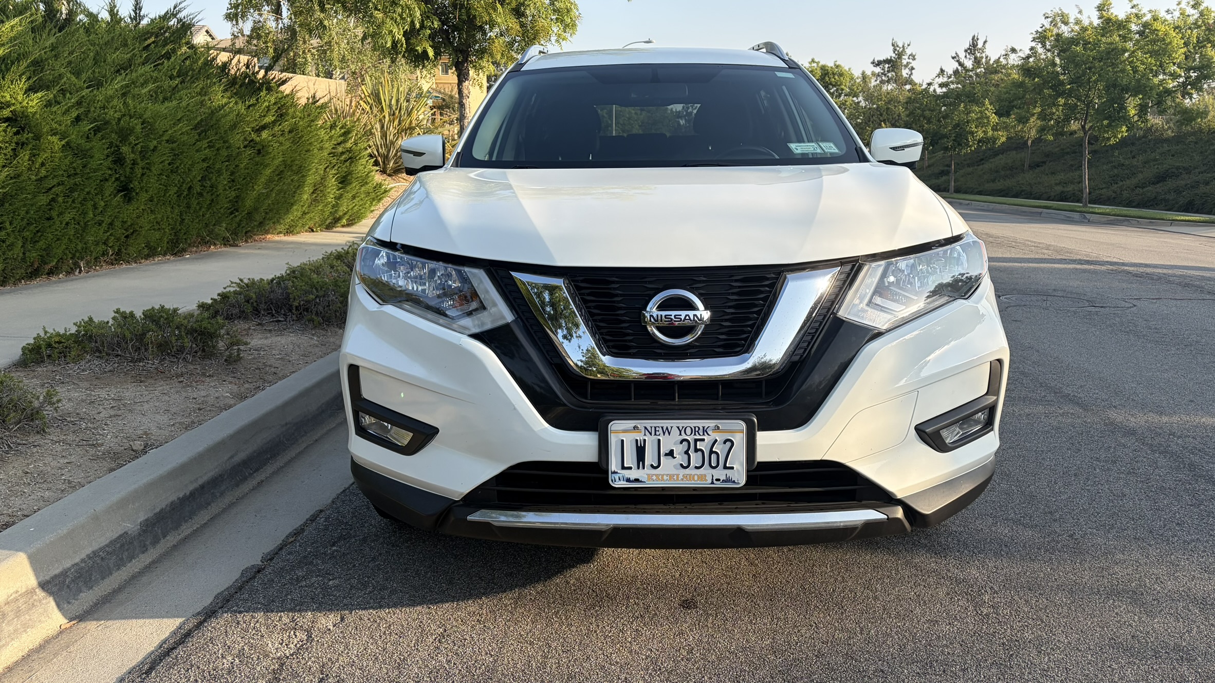 Used 2017 Nissan Rogue SV w/ SV Premium Package AWD/4WD image 4