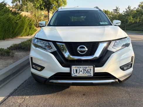 Used 2017 Nissan Rogue SV w/ SV Premium Package AWD/4WD image 2