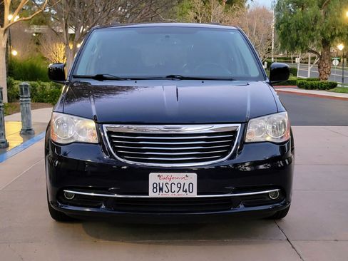 Used 2015 Chrysler Town & Country Touring image 9