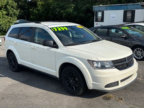 Used 2020 Dodge Journey SE w/ SE Popular Equipment Group FWD image 1