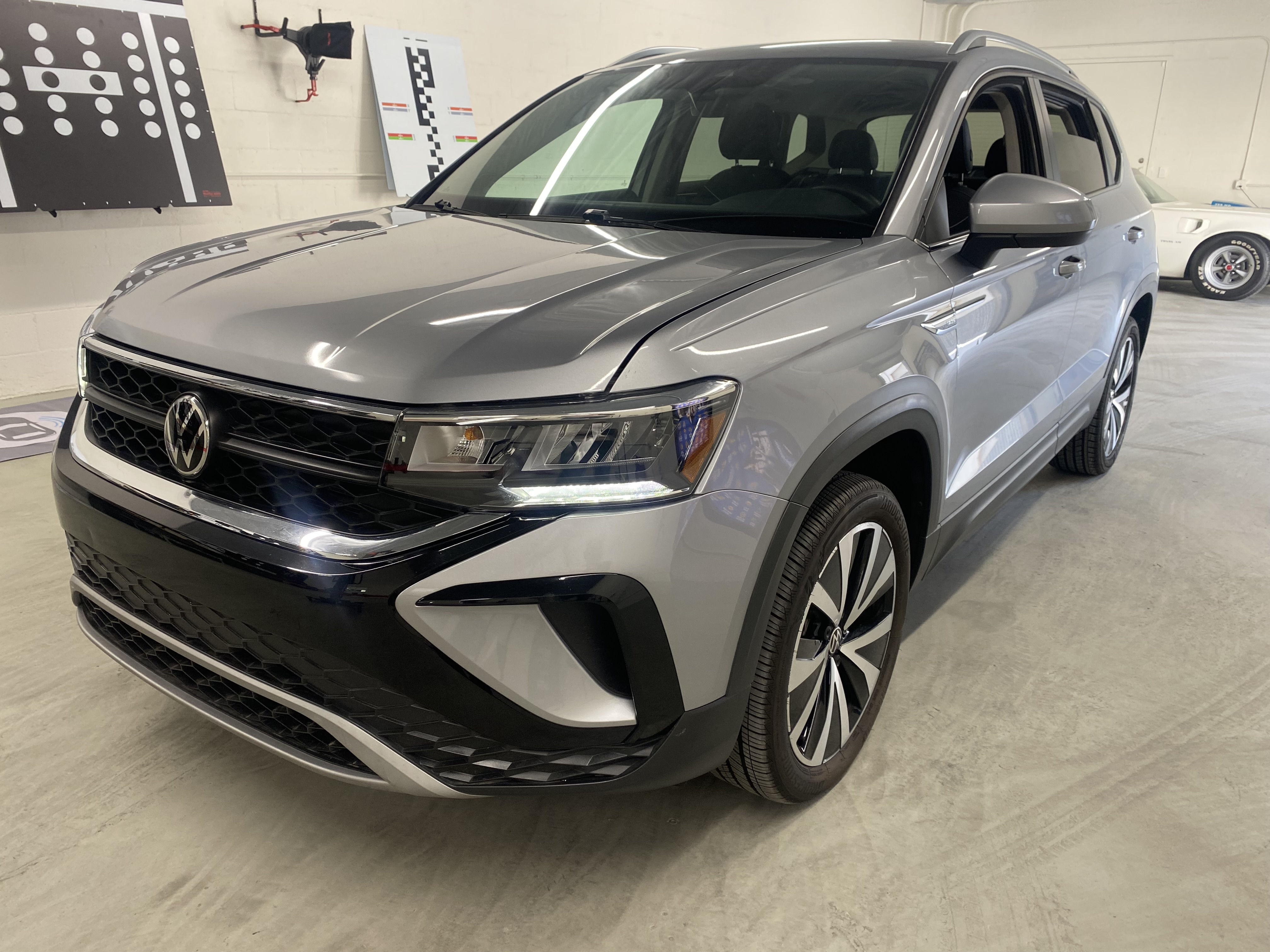 Used 2023 Volkswagen Taos SE FWD image 1