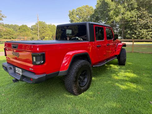Used 2024 Jeep Gladiator Sport AWD/4WD image 4