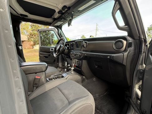Used 2019 Jeep Wrangler Unlimited Sport S image 2
