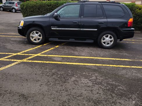 Used 2006 GMC Envoy SLT image 2
