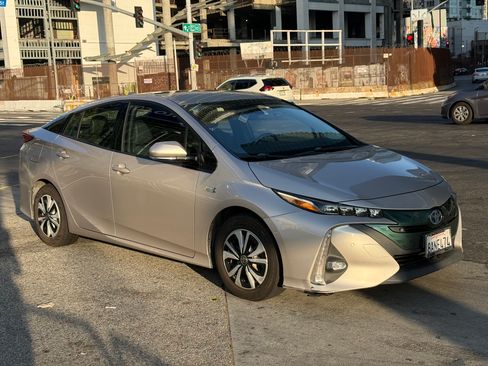 Used 2017 Toyota Prius Prime Advanced image 2
