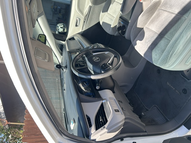 Used 2018 Toyota Sienna LE w/ Carpet Mat Package FWD image 5