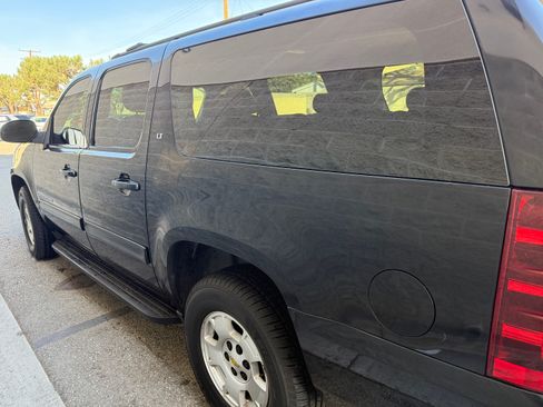 Used 2009 Chevrolet Suburban LT image 7
