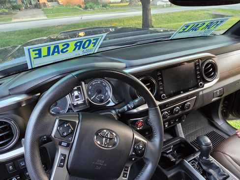 Used 2021 Toyota Tacoma Limited image 6