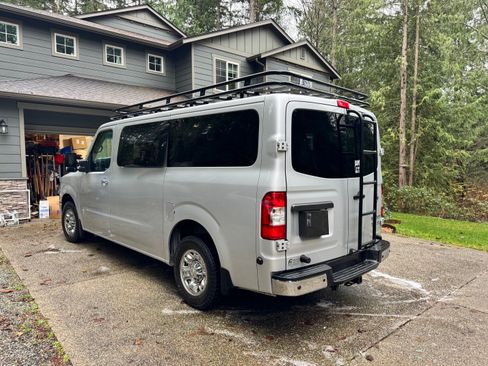 Used 2017 Nissan NV 3500 SL image 2