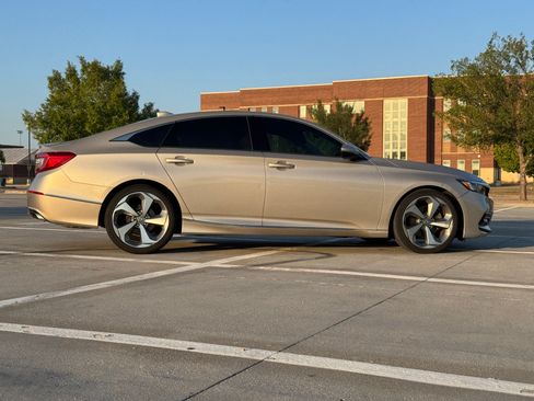 Used 2018 Honda Accord Touring image 8