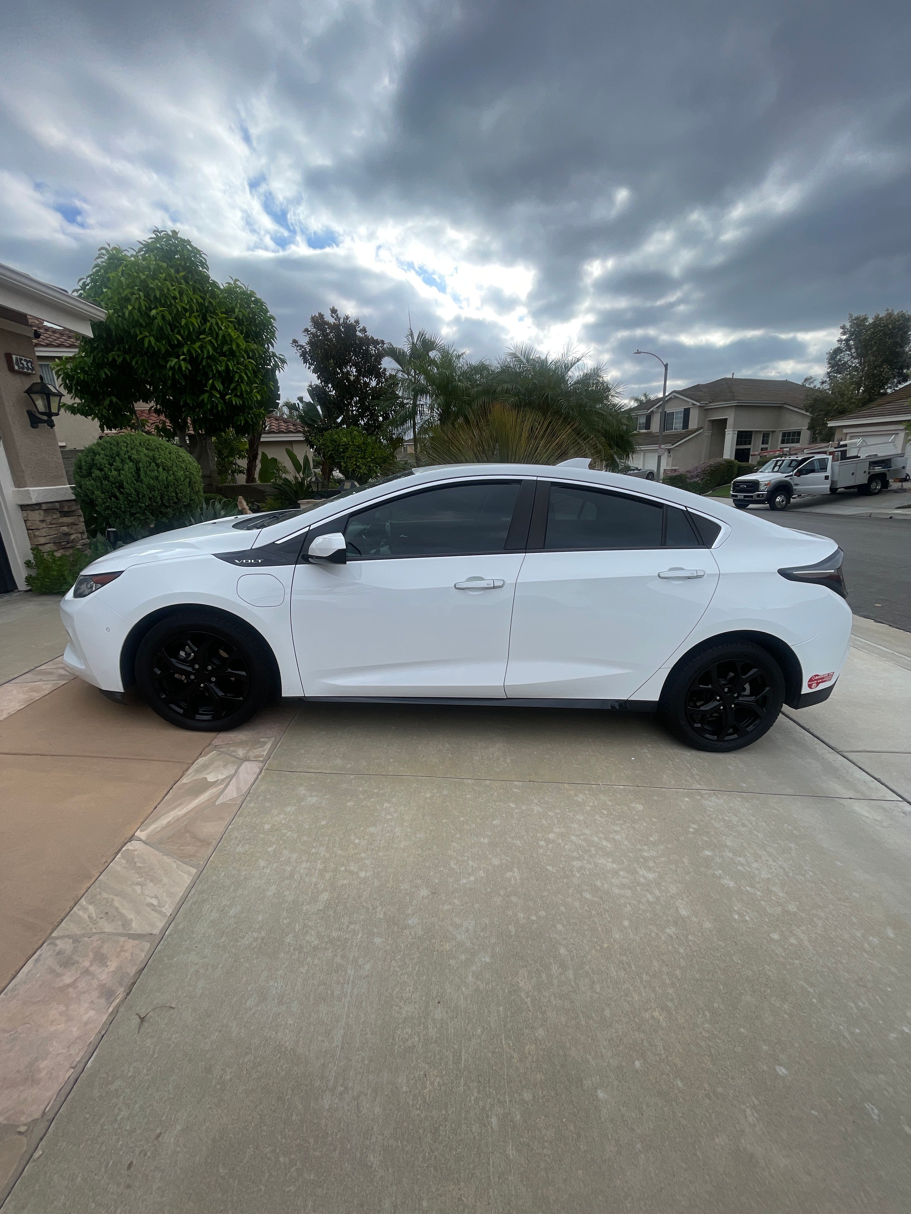 Used 2018 Chevrolet Volt Premier w/ Driver Confidence Package FWD image 1