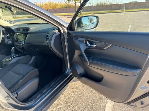 Used 2018 Nissan Rogue SV image 12