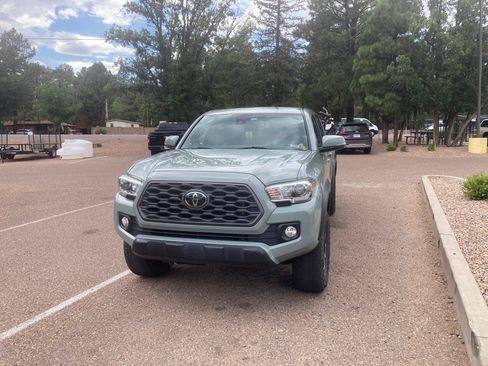 Used 2022 Toyota Tacoma TRD Off-Road image 1
