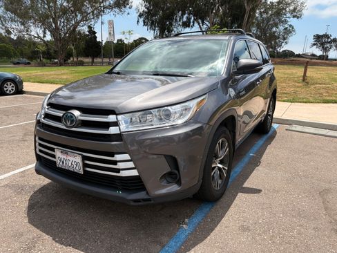 Used 2017 Toyota Highlander LE w/ Carpet Mat Package AWD/4WD image 4