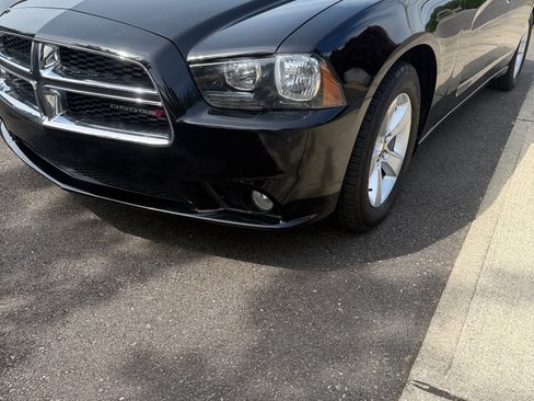 Used 2013 Dodge Charger SXT RWD image 2