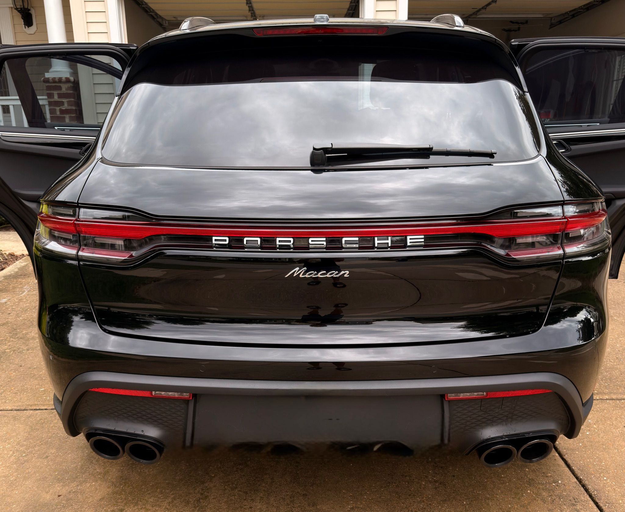 Used 2023 Porsche Macan AWD/4WD image 25