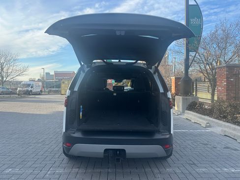 Used 2023 Land Rover Discovery S image 27