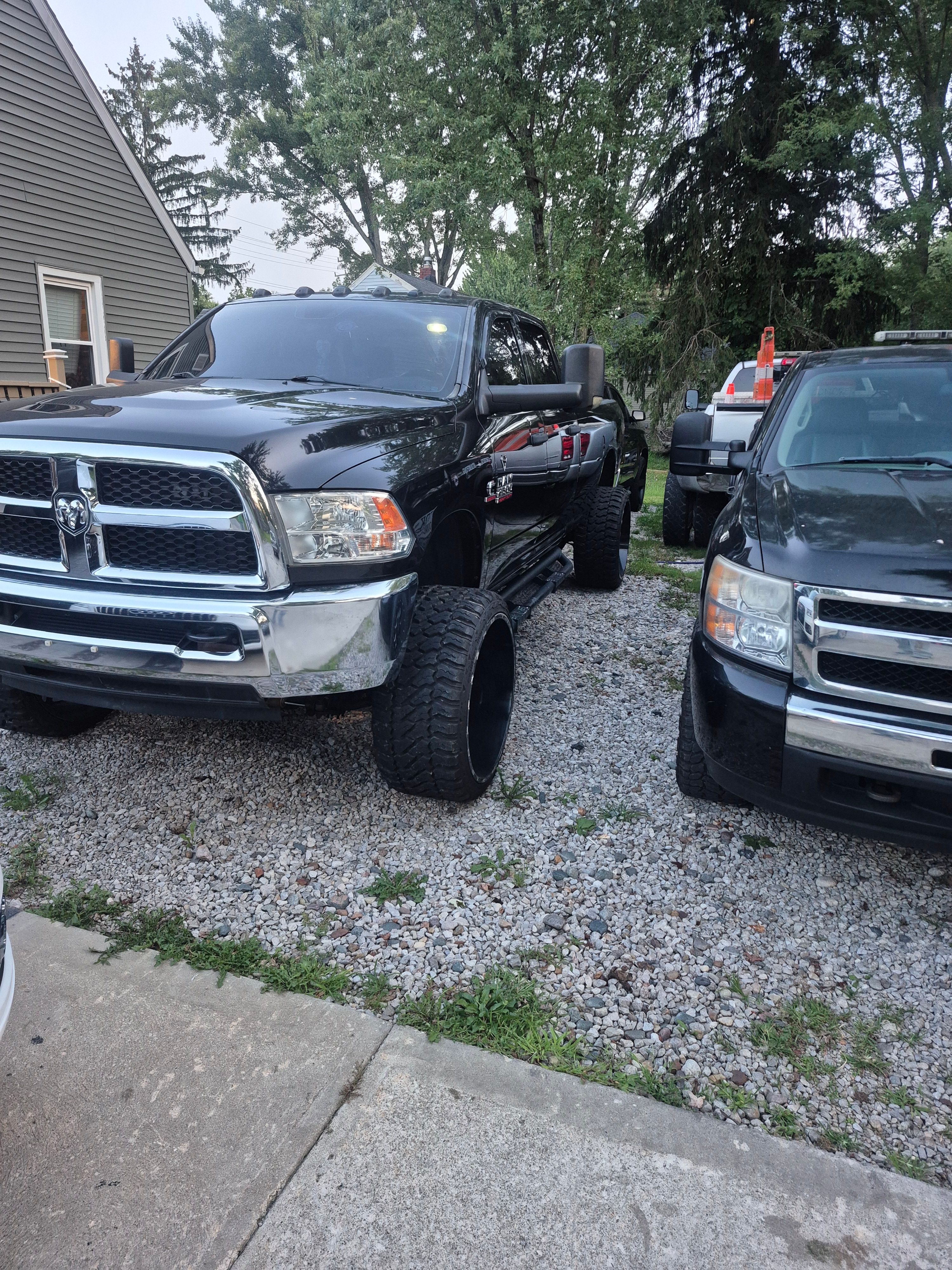 Used 2015 RAM 2500 Tradesman w/ Chrome Appearance Group AWD/4WD image 2