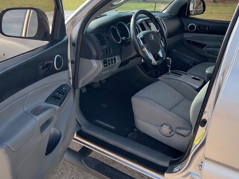 Used 2014 Toyota Tacoma PreRunner w/ SR5 Package image 12