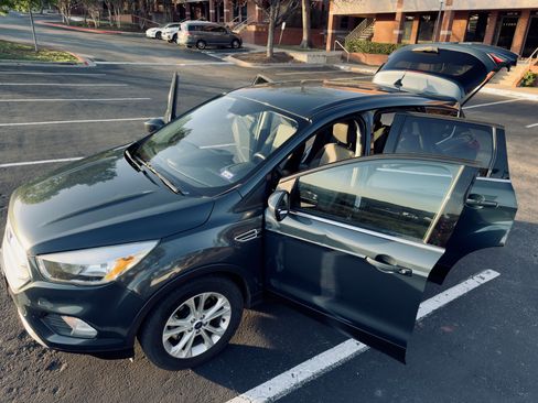 Used 2019 Ford Escape SE image 1