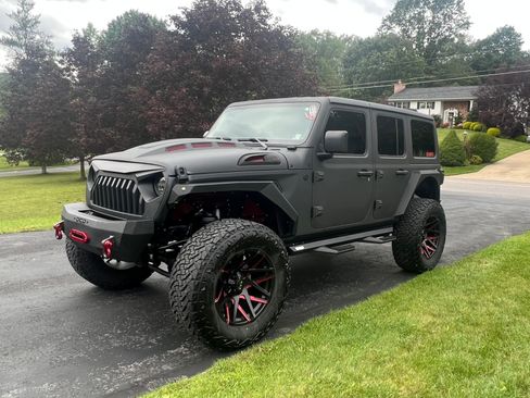 Used 2020 Jeep Wrangler Unlimited Sahara w/ Uconnect 4C Nav & Sound Group image 4