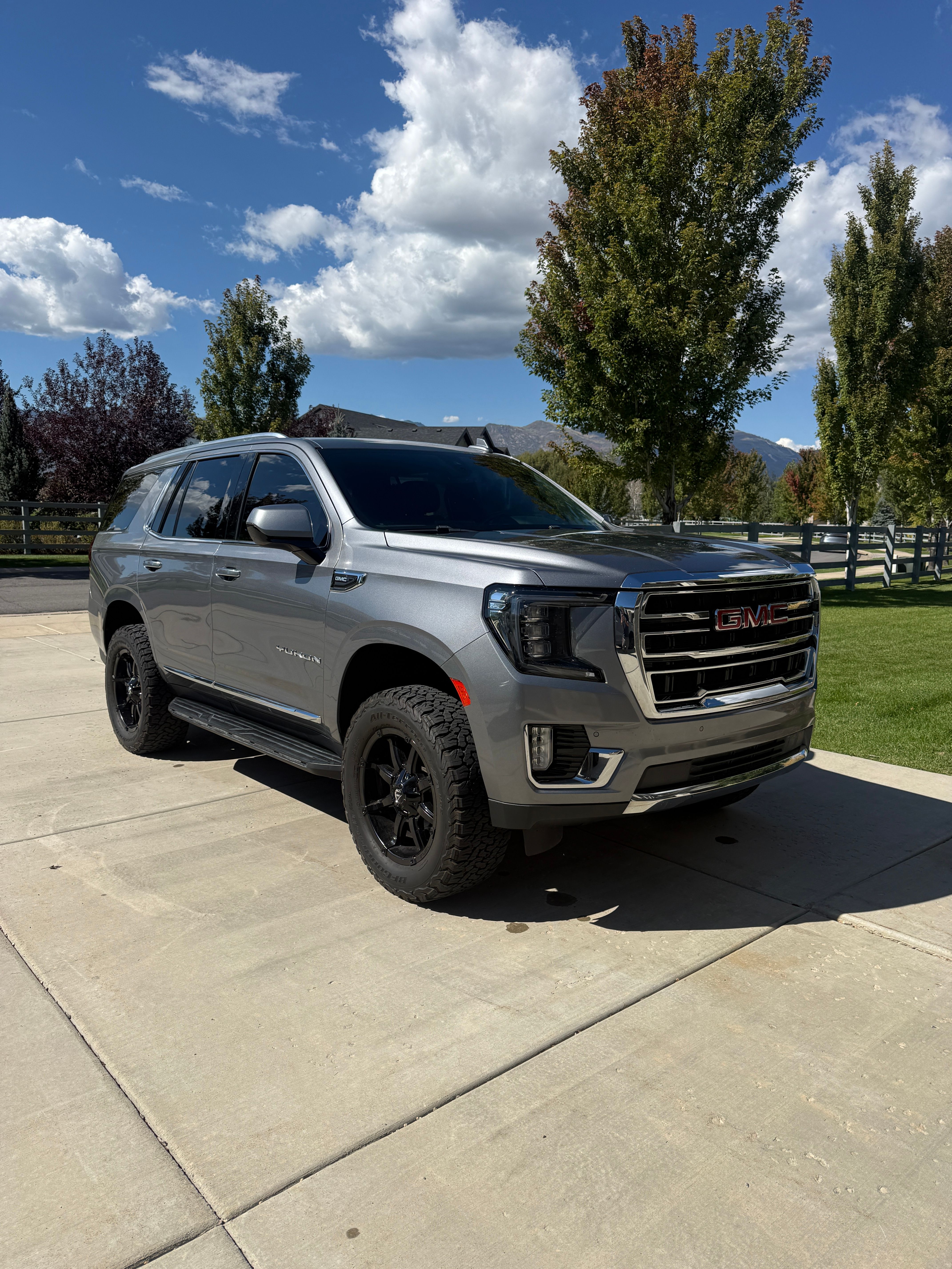 Used 2021 GMC Yukon SLT w/ Rear Media and Nav Package AWD/4WD image 1