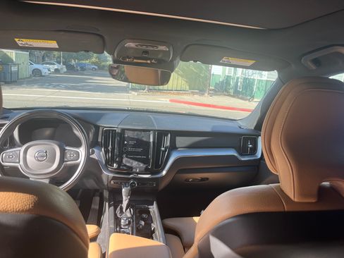 Used 2019 Volvo XC60 T6 Momentum w/ Advanced Package image 2