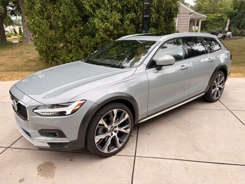 Used 2024 Volvo V90 B6 Cross Country Ultimate w/ Protection Package Premier AWD/4WD image 1