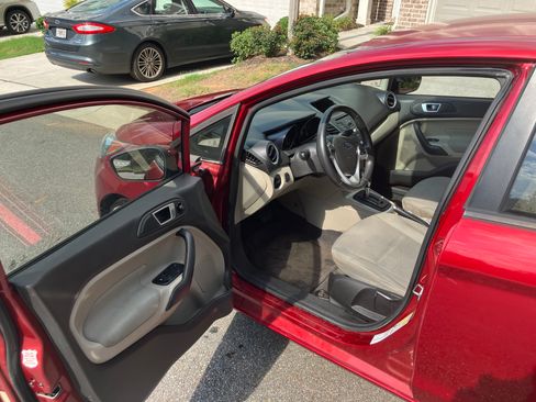 Used 2014 Ford Fiesta SE image 5