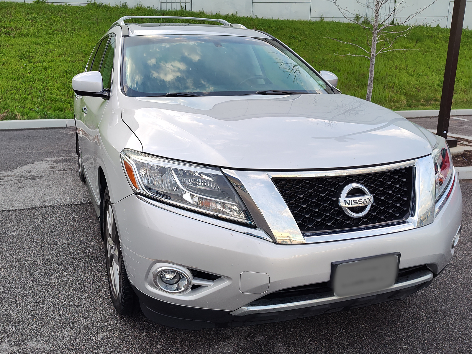 Used 2014 Nissan Pathfinder Platinum w/ Platinum Premium Package AWD/4WD image 2