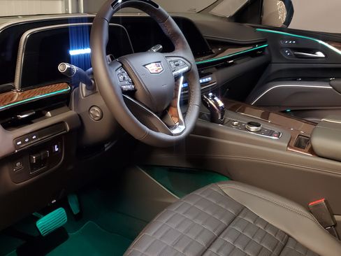 Used 2023 Cadillac Escalade Sport Platinum w/ LPO, ONYX Package image 5