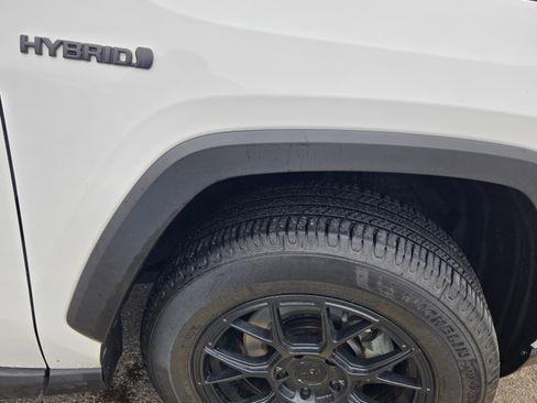 Used 2021 Toyota RAV4 XLE w/ Convenience Package image 18