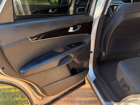 Used 2017 Kia Sorento LX image 16