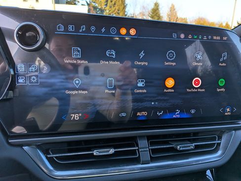 Used 2025 Chevrolet Equinox EV LT image 19