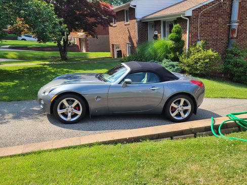Used 2006 Pontiac Solstice Convertible w/ Premium Package RWD image 2