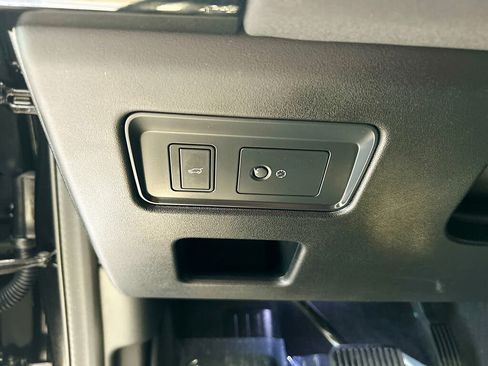 Used 2020 Land Rover Discovery HSE image 18