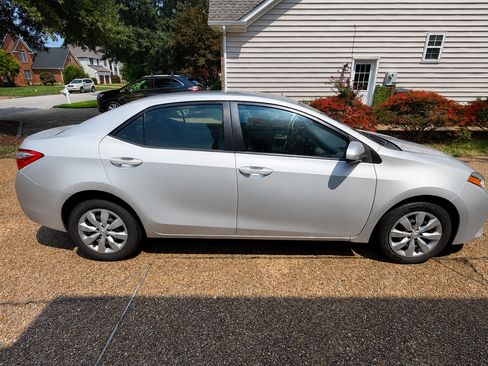 Used 2015 Toyota Corolla LE FWD image 11