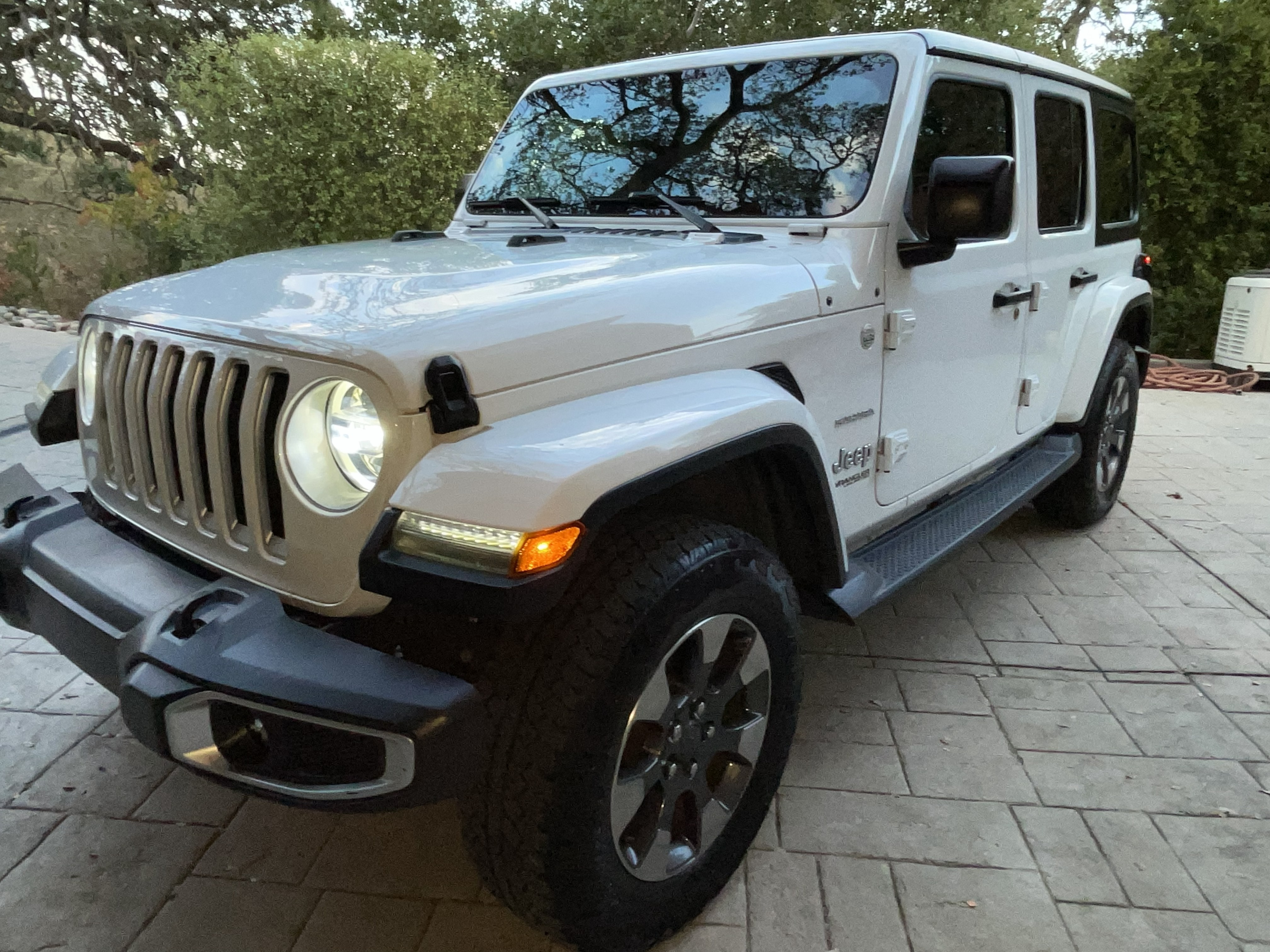 Used 2018 Jeep Wrangler Unlimited Sahara AWD/4WD image 4