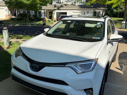 Used 2016 Toyota RAV4 XLE w/ Convenience Package AWD/4WD image 6